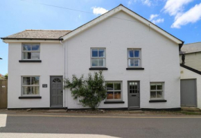 Old Shop Cottage in the heart of Bantham Village